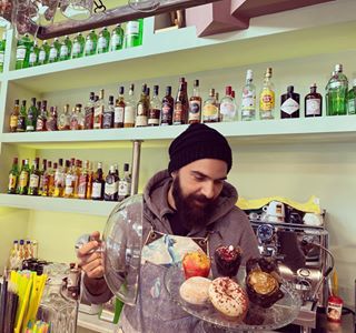 Muffin ή donut?? 🍩🍪 #muffin #donut #lepaon #cholargos #nk #nikoskaloudiscom #chocolate #happy #redvelvetcake #cake cheesecake #vanilia #bueno #oreo #oreocake #chokocrumby #yoghurtmuffin #cranberry